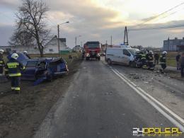Dwie osoby ranne po uderzeniu busa w samochody osobowe