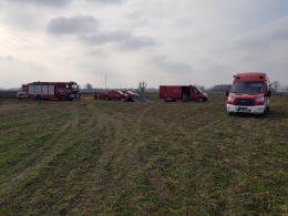 Ciężarówka z mężczyzną na pokładzie osunęła się do zbiornika wodnego