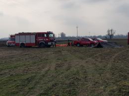 Ciężarówka z mężczyzną na pokładzie osunęła się do zbiornika wodnego