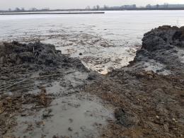 Ciężarówka z mężczyzną na pokładzie osunęła się do zbiornika wodnego