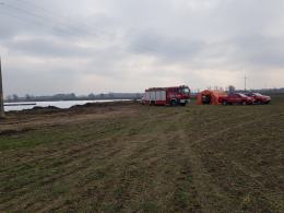 Ciężarówka z mężczyzną na pokładzie osunęła się do zbiornika wodnego