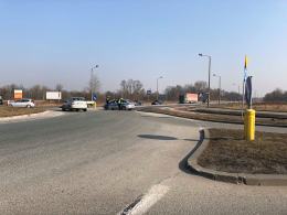 Utrudnienia na obwodnicy Opola, strażacy neutralizują dużą plamę oleju