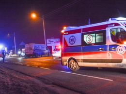Wrzoski: Bus zderzył się z osobówką, ranna pasażerka