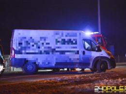 Wrzoski: Bus zderzył się z osobówką, ranna pasażerka