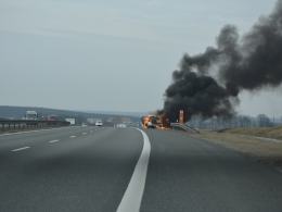 Na autostradzie A4 między węzłami Krapkowice i Kędzierzyn-Koźle spłonęło auto