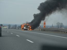 Na autostradzie A4 między węzłami Krapkowice i Kędzierzyn-Koźle spłonęło auto