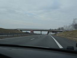 Na autostradzie A4 między węzłami Krapkowice i Kędzierzyn-Koźle spłonęło auto