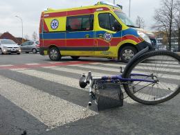 Starszy mężczyzna potrącony na przejeździe dla rowerzystów