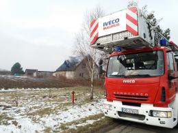 Pożar domu w Dobrzyniu. Z ogniem walczyło 10 zastępów straży pożarnej
