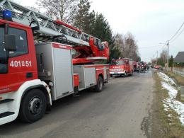 Pożar domu w Dobrzyniu. Z ogniem walczyło 10 zastępów straży pożarnej