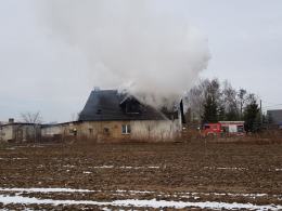 Pożar domu w Dobrzyniu. Z ogniem walczyło 10 zastępów straży pożarnej