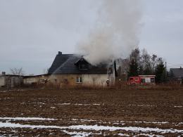 Pożar domu w Dobrzyniu. Z ogniem walczyło 10 zastępów straży pożarnej