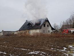 Pożar domu w Dobrzyniu. Z ogniem walczyło 10 zastępów straży pożarnej