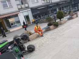 Tak się kończy szybka jazda... zamiatarką. Na szczęście nie doszło do tragedii