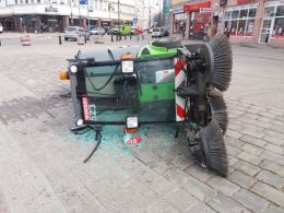 Tak się kończy szybka jazda... zamiatarką. Na szczęście nie doszło do tragedii