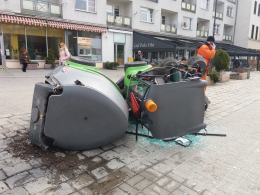 Tak się kończy szybka jazda... zamiatarką. Na szczęście nie doszło do tragedii
