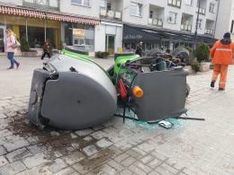 Tak się kończy szybka jazda... zamiatarką. Na szczęście nie doszło do tragedii