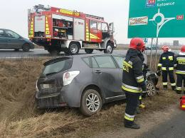 Wrzoski: Kierowca zasnął podczas jazdy i wjechał do rowu