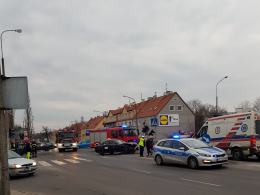 Taksówkarz zakończył jazdę rozbijając słup sygnalizacji świetlnej. Jedna osoba ranna