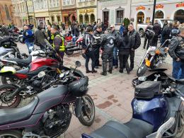 Setki motocyklistów tradycyjnie podzieliło się jajeczkiem na opolskim rynku