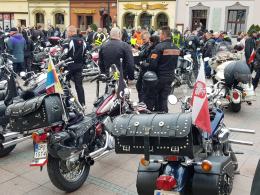 Setki motocyklistów tradycyjnie podzieliło się jajeczkiem na opolskim rynku