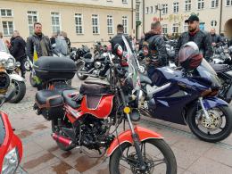 Setki motocyklistów tradycyjnie podzieliło się jajeczkiem na opolskim rynku