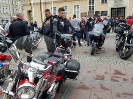 Setki motocyklistów tradycyjnie podzieliło się jajeczkiem na opolskim rynku