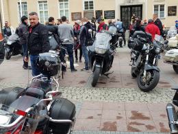 Setki motocyklistów tradycyjnie podzieliło się jajeczkiem na opolskim rynku