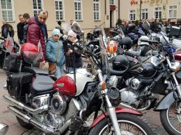 Setki motocyklistów tradycyjnie podzieliło się jajeczkiem na opolskim rynku