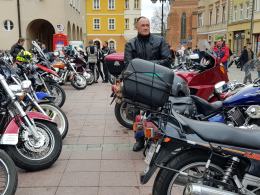 Setki motocyklistów tradycyjnie podzieliło się jajeczkiem na opolskim rynku