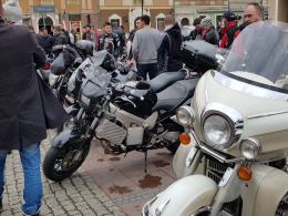 Setki motocyklistów tradycyjnie podzieliło się jajeczkiem na opolskim rynku