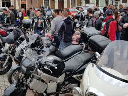 Setki motocyklistów tradycyjnie podzieliło się jajeczkiem na opolskim rynku