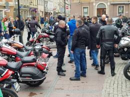 Setki motocyklistów tradycyjnie podzieliło się jajeczkiem na opolskim rynku