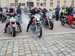 Setki motocyklistów tradycyjnie podzieliło się jajeczkiem na opolskim rynku