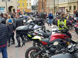 Setki motocyklistów tradycyjnie podzieliło się jajeczkiem na opolskim rynku
