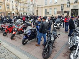 Setki motocyklistów tradycyjnie podzieliło się jajeczkiem na opolskim rynku