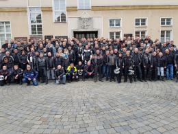 Setki motocyklistów tradycyjnie podzieliło się jajeczkiem na opolskim rynku
