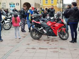 Setki motocyklistów tradycyjnie podzieliło się jajeczkiem na opolskim rynku