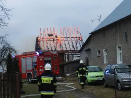 W Ziemiełowicach doszczętnie spłonęła stodoła. Straż zapobiegła rozprzestrzenieniu się ognia