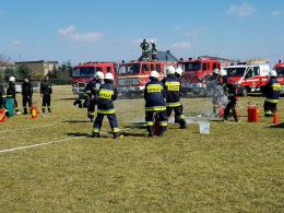 5 ton wody wylali na siebie strażacy w Suchej podczas bitwy wodnej