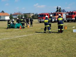 5 ton wody wylali na siebie strażacy w Suchej podczas bitwy wodnej