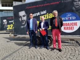 "Konwój Wstydu" wyrusza na drogi Opolszczyzny, na billboardzie podobizna Patryka Jakiego
