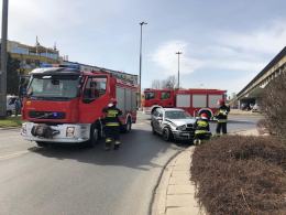 Zderzenie dwóch pojazdów na rondzie w Opolu, dwaj kierowcy w szpitalu