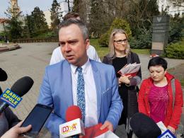 SLD rozdawało Konstytucję RP. "Przypominamy, że nie można łamać jej zapisów"
