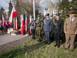 Wojewoda wraz z Opolanami złożył kwiaty upamiętniając 8 rocznicę katastrofy smoleńskiej