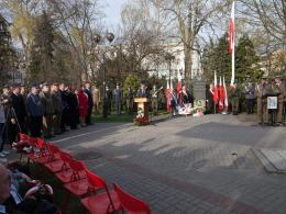 Wojewoda wraz z Opolanami złożył kwiaty upamiętniając 8 rocznicę katastrofy smoleńskiej