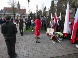Wojewoda wraz z Opolanami złożył kwiaty upamiętniając 8 rocznicę katastrofy smoleńskiej