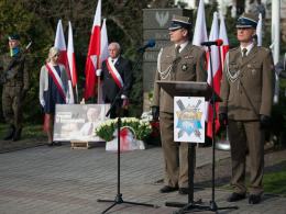 Wojewoda wraz z Opolanami złożył kwiaty upamiętniając 8 rocznicę katastrofy smoleńskiej