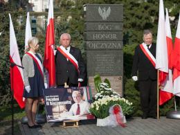 Wojewoda wraz z Opolanami złożył kwiaty upamiętniając 8 rocznicę katastrofy smoleńskiej