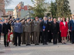 Wojewoda wraz z Opolanami złożył kwiaty upamiętniając 8 rocznicę katastrofy smoleńskiej